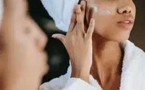 ¿Cómo prevenir la aparición de manchas en la piel?